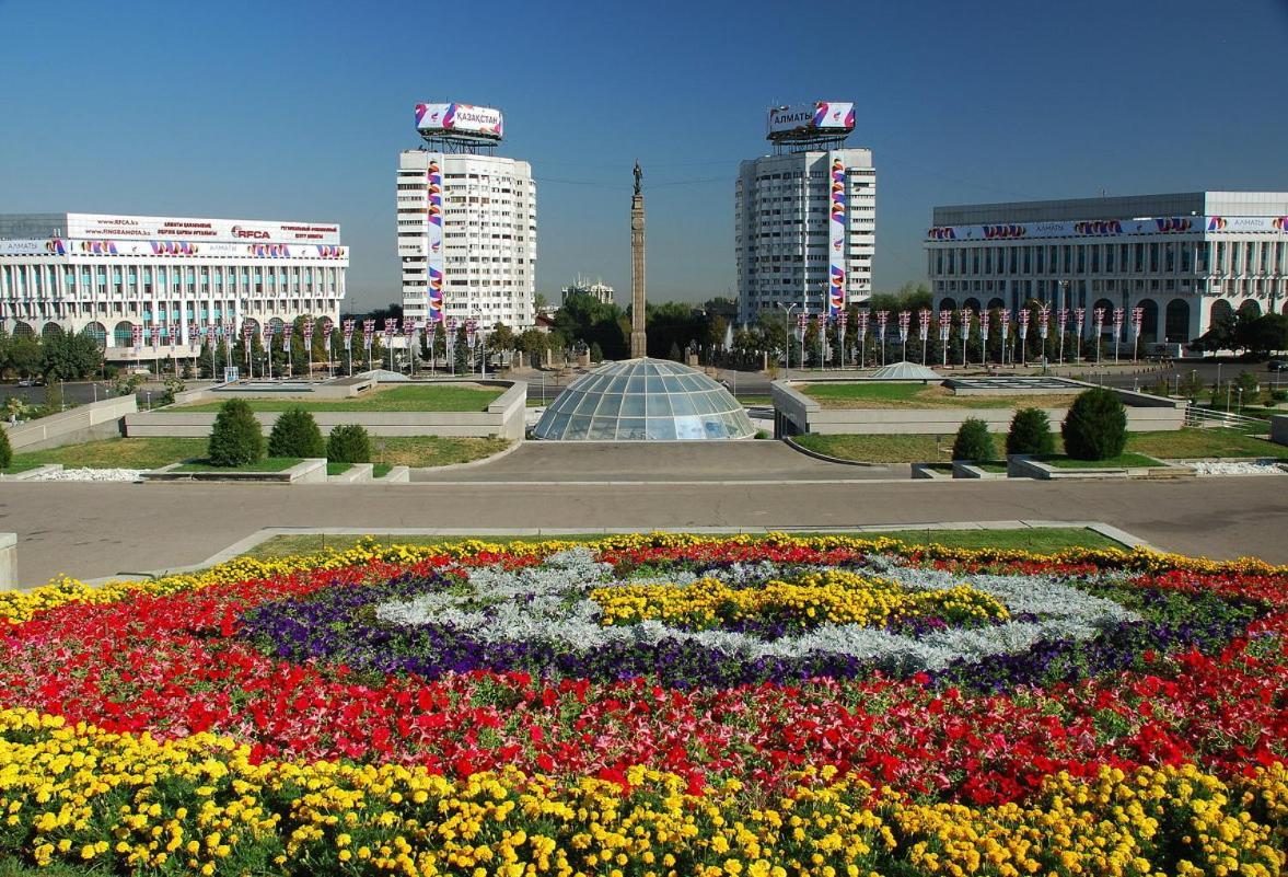 Nadezhda Apartments In Touristic Area, On The Dostyk Avenue 89 Almatı Dış mekan fotoğraf